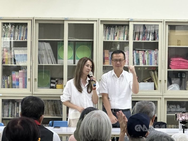 國民黨主席候選人羅智強(右)8日在無黨籍立委高金素梅(左)陪同下,到台中南區與黨員座談。中央社記者趙麗妍攝 114年10月8日