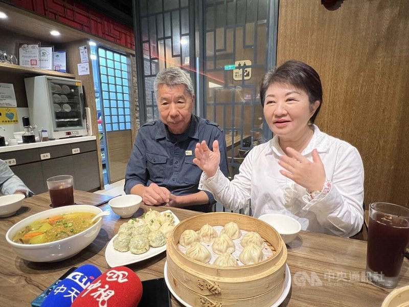 輝達台灣總部進駐北士科T17、T18用地卡關。台中市長盧秀燕（右）8日晚間與國民黨主席候選人張亞中（左）會面吃小吃時對此表示，每個城市，尤其是台中市，都會表達誠意。中央社記者郝雪卿攝　114年10月8日
