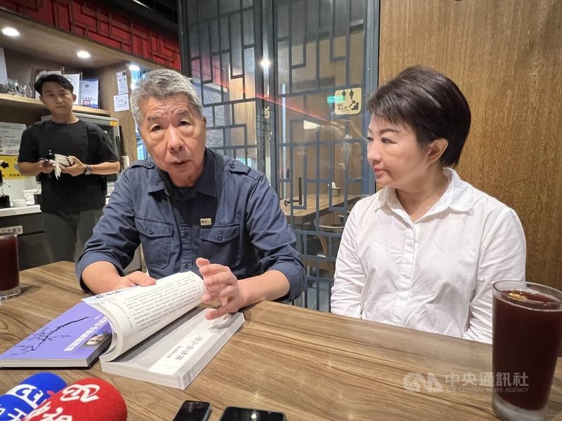 台中市長盧秀燕（右）8日晚間與國民黨主席候選人張亞中（前左）相約台中吃生煎包，張亞中還送上3本自己的著作，並為盧秀燕講解書中內容。中央社記者郝雪卿攝　114年10月8日