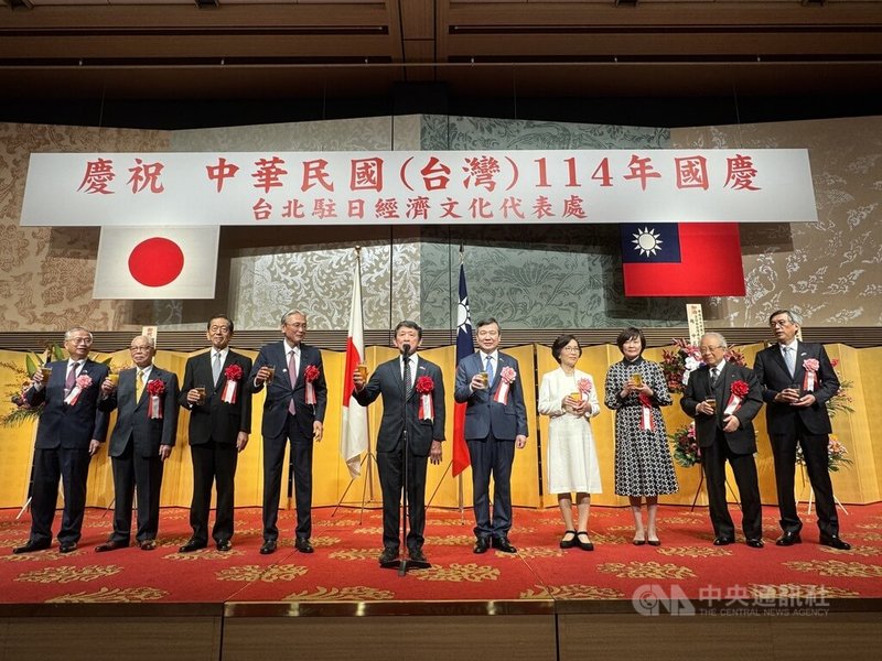 駐日代表處8日在東京舉辦國慶酒會,現場嘉賓雲集。日本中華聯合總會會長羅鴻健(中)帶領舉杯,左起駐日副代表蔡明耀、全日本台灣連合會長趙中正、日本台灣交流協會會長隅修三、日華懇會長古屋圭司、羅鴻健、駐日代表李逸洋與夫人、安倍昭惠、東京國際大學理事長•總長倉田信靖、駐日副代表周學佑。中央社記者楊明珠東京攝 114年10月8日