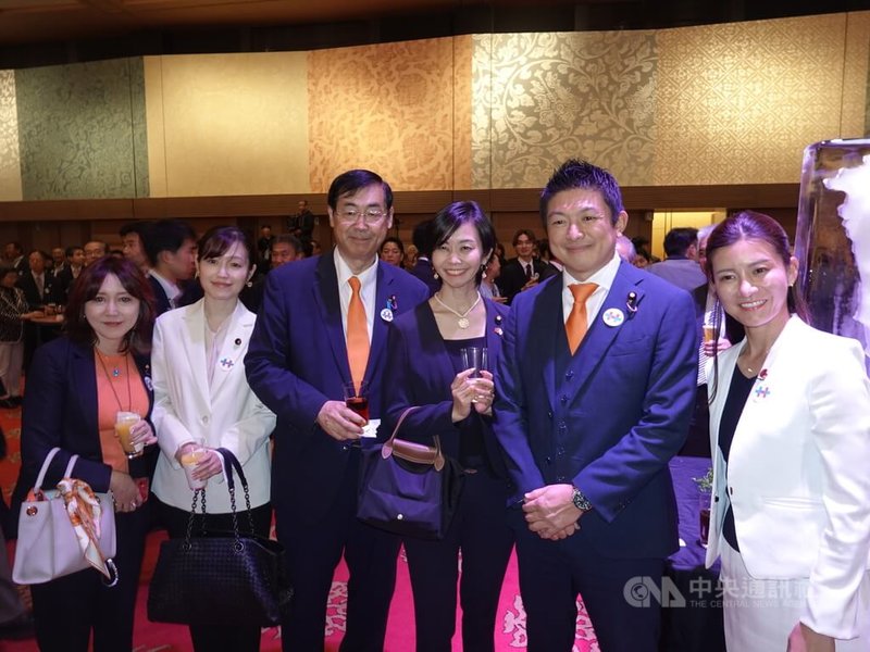 駐日代表處8日在東京舉辦國慶酒會,近來崛起的參政黨黨魁神谷宗幣(右2)率領黨內議員一同出席。中央社記者楊明珠東京攝 114年10月8日