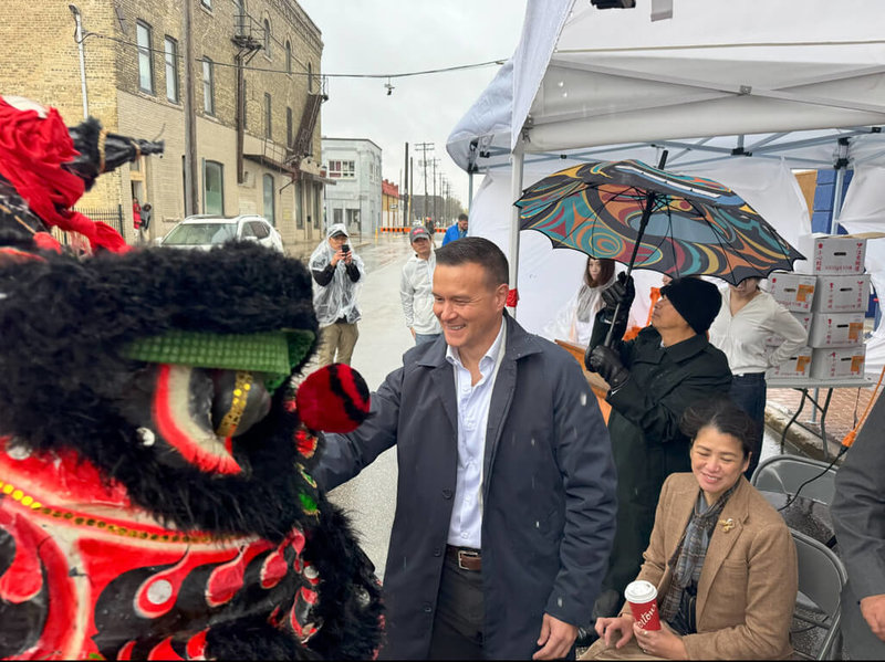 加拿大曼尼托巴省中華文化社5日在首府溫尼伯（Winnipeg）舉辦雙十國慶升旗典禮，台裔省議員兼環境氣候變遷廳長莫耶斯（Mike Moyes）為舞獅點睛。（駐多倫多辦事處提供）中央社記者胡玉立多倫多傳真　114年10月8日