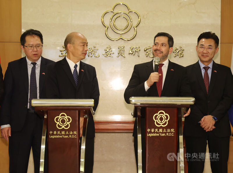 巴拉圭眾議院議長拉托雷(Raúl Luis Latorre Martínez,另譯:拉多雷)(右2)率團來台,8日前往立法院拜會院長韓國瑜(左2),拉托雷向與會來賓致詞。中央社記者張新偉攝 114年10月8日