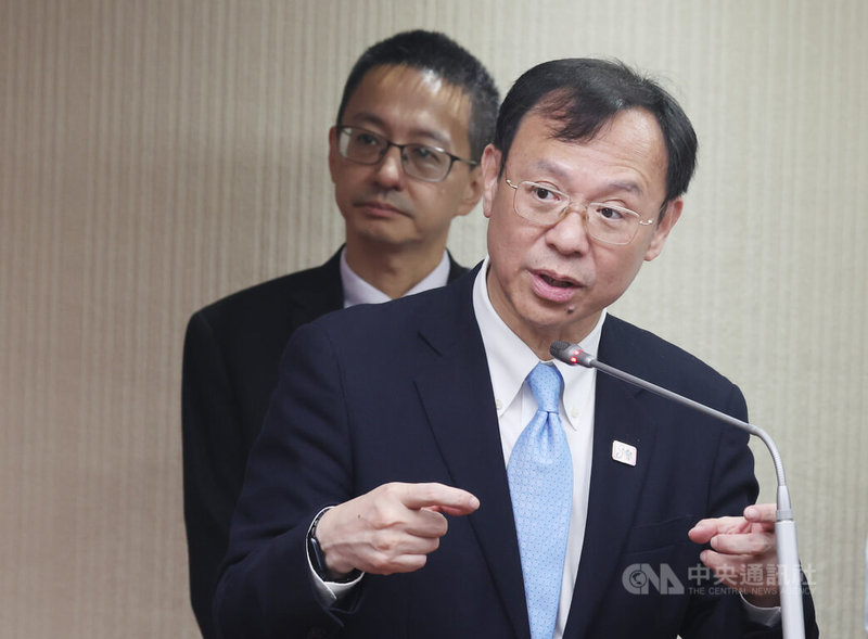 立法院社會福利及衛生環境委員會8日邀請環境部長、勞動部長及衛福部長，就「災後復原重建及清理因應作為」專題報告並備質詢。衛福部長石崇良（前）答詢時說，第一階段已逐戶訪視災民，本週會針對救災人員提新計畫，協助心理支持。後為疾管署長羅一鈞。中央社記者張新偉攝  114年10月8日