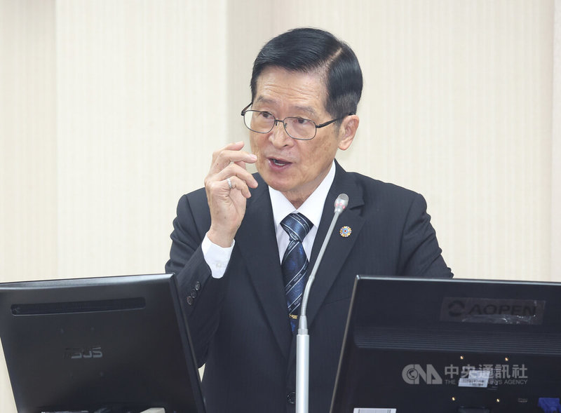 立法院外交及國防委員會8日邀請退輔會主委嚴德發（圖）報告業務概況。有媒體報導負責運送退輔會轄下榮民醫院系統醫藥的物流業者有中資背景，引立委關切。嚴德發表示，目前藥品管理相關法規沒有限制物流業者的中資背景，「我個人認為是不允許，而且這很嚴重」，有請榮院去研究，將來藥商合約當中，須要加註限制條件。中央社記者張新偉攝　114年10月8日