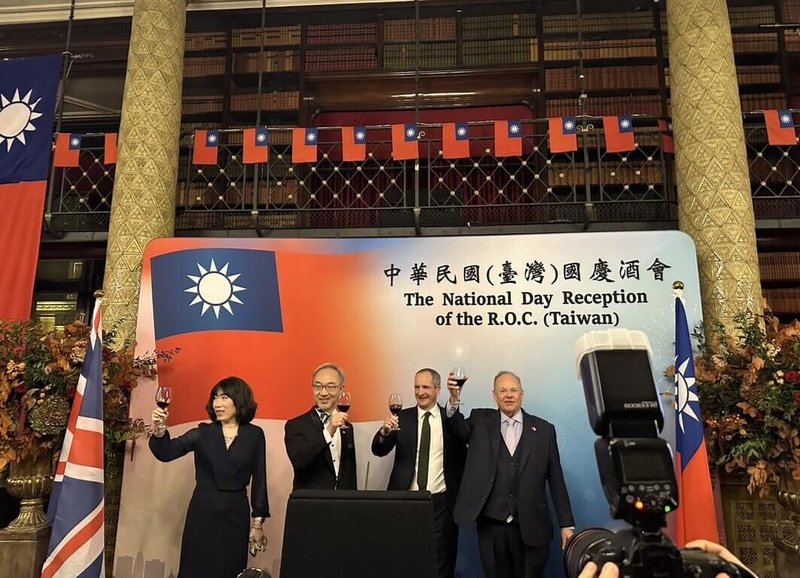 駐英國代表處7日晚間在倫敦舉行國慶酒會,英國國會上議院議員里納德男爵(右1)與貝特爾男爵(右2)應邀致詞,駐英國代表姚金祥(左2)及副代表江雅綺(左1)與現場來賓一同舉杯慶賀。(駐英國代表處提供)中央社記者陳韻聿倫敦傳真 114年10月8日