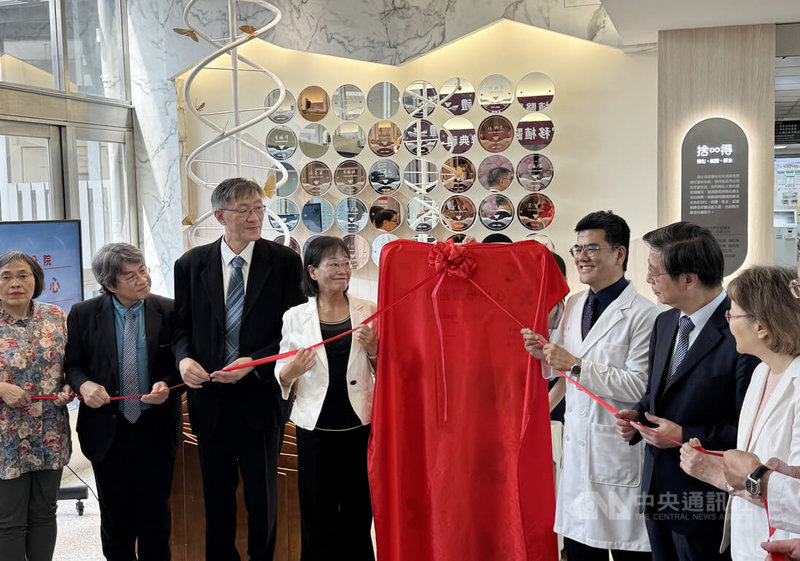 台大醫院雲林分院8日舉行器官移植醫學中心揭牌典禮，台灣大學副校長張上淳（右2）對此表示肯定，並期許未來造福更多病人。　中央社記者姜宜菁攝　114年10月8日