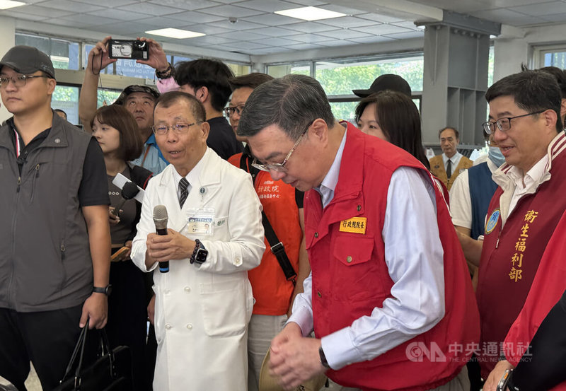 行政院長卓榮泰(前右2)8日視察花蓮光復災區復原狀況,到醫療站了解需求,頻頻向駐點醫護人員鞠躬致謝。中央社記者張祈攝 114年10月8日