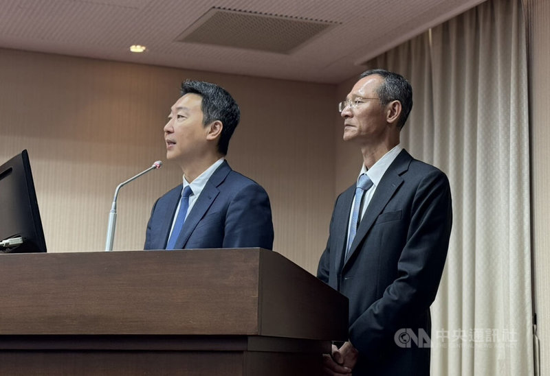 立法院交通委員會8日邀請交通部長陳世凱（左）列席報告業務概況，並備質詢。針對機場開放多元計程車，陳世凱表示，將於3到4個月內研議放寬法制，以更符合現實作法。中央社記者余曉涵攝　114年10月8日