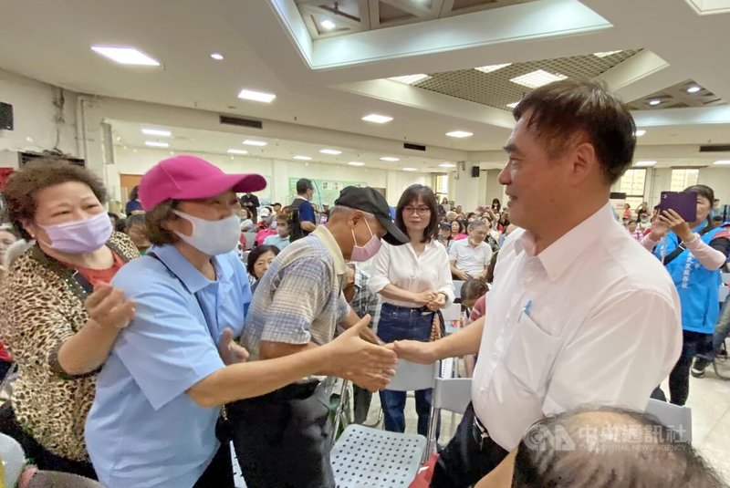 國民黨主席候選人郝龍斌(前右)8日下午在新北市板橋區公所大禮堂,出席新北市黨代表、黨員見面會,握手致意爭取支持,現場氣氛熱絡。中央社記者黃旭昇新北市攝 114年10月8日