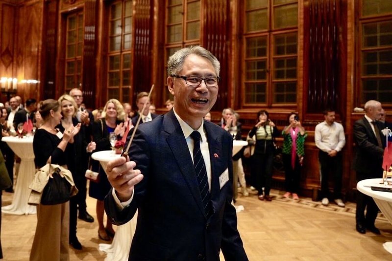 駐奧地利代表處於當地時間7日舉行中華民國114年國慶酒會,駐奧地利代表劉玄詠(圖)客席指揮樂曲。(駐奧地利代表處提供) 中央社記者趙靜瑜傳真 114年10月8日
