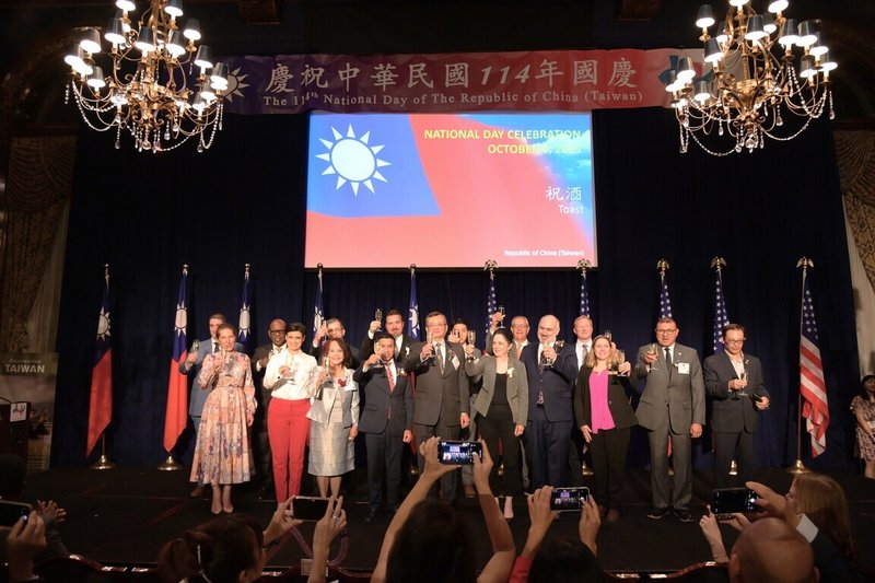 美國中西部多州政要出席在芝加哥合眾俱樂部舉行的114年國慶酒會。（駐芝加哥辦事處提供）中央社記者廖漢原紐約傳真　114年10月8日