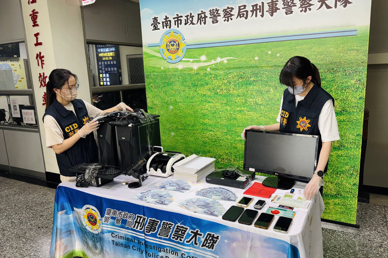 台南市刑警大隊8日宣布查獲不法集團騙取民眾個資，在虛擬貨幣交易所註冊大量人頭帳戶，提供詐欺集團洗錢，破獲一處機房並起出大量證物。（警方提供）中央社記者楊思瑞台南傳真  114年10月8日