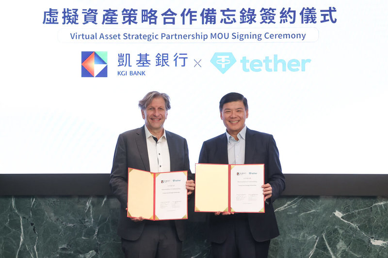 凱基銀行8日表示，攜手全球最大美元穩定幣發行商Tether推動台灣跨境金融與虛擬資產創新應用。圖為凱基銀行董事長楊文鈞（右）與Tether聯合創辦人暨董事J. L. van der Velde（左）代表簽署合作備忘錄。（凱基銀行提供）中央社記者蘇思云傳真　114年10月8日