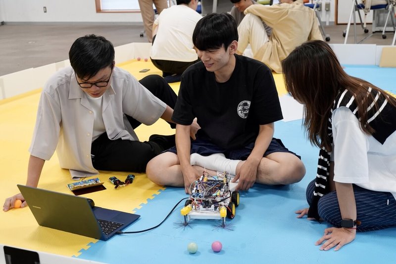 台北科技大學推動國際PBL（問題導向學習）競賽，並與日本九州工業大學共同舉辦「自走車抓取物件」競賽，學生打造的自走車必須全自動運作，具備辨識顏色、定位與抓取等功能。（北科大提供）中央社記者許秩維傳真　114年10月8日
