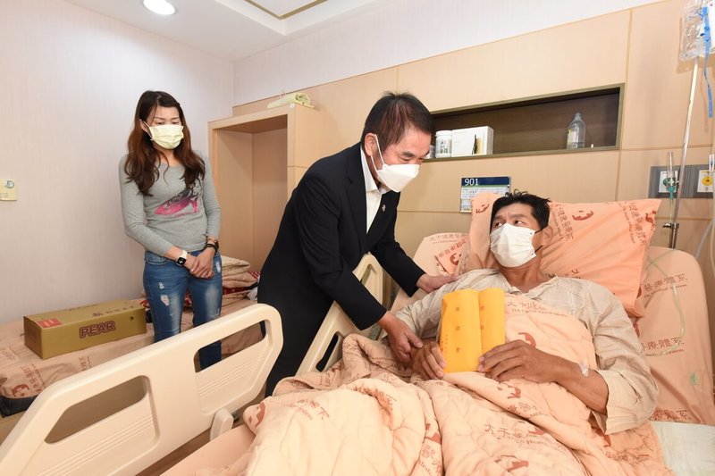 苗栗市2日發生隨機傷人案件造成3人受傷,其中為幫學童報警的林姓男子(右)胸、腹及背部遭刺重傷,經大千醫療團隊急救手術後脫險,已從ICU轉普通病房,縣長鍾東錦(中)8日探視慰問。(苗栗縣政府提供)中央社記者管瑞平傳真 114年10月8日