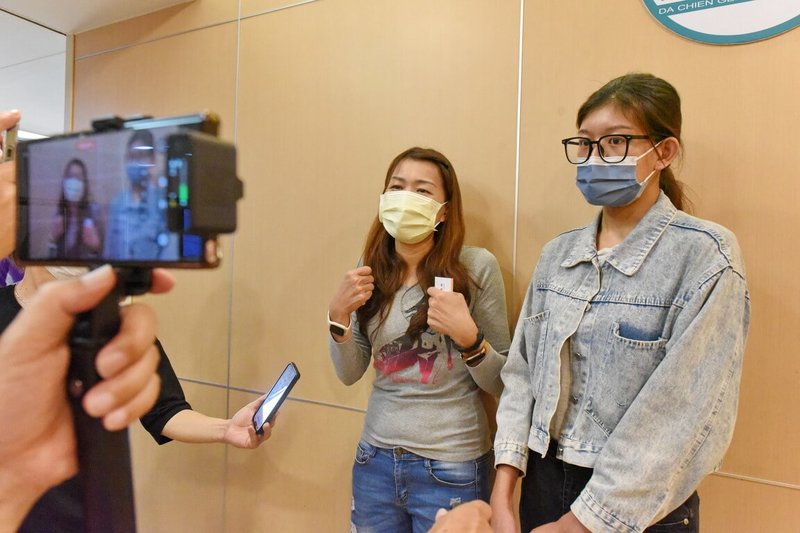 苗栗市日前發生隨機傷人案件造成3人受傷，其中為幫學童報警的林姓男子胸、腹及背部遭刺重傷，經急救撿回一命。林妻（左）8日說，丈夫慶幸自己擋了這2刀，否則可能會有更多學童受害。（苗栗縣政府提供）中央社記者管瑞平傳真　114年10月8日