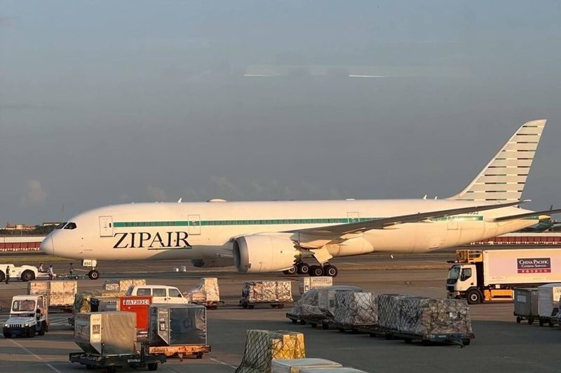 日本航空（JAL）旗下新世代航空品牌ZIPAIR，8日上午6時20分正式首航台北東京航線，ZIPAIR表示，這是首度與台灣旅行社攜手合作推出的包機航班，也是ZIPAIR進入台灣市場的首發航班。（ZIPAIR提供）中央社記者吳睿騏桃園機場傳真　114年10月8日