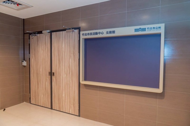 新竹縣竹北市公所表示，為了還給市民乾淨、通暢的城市空間，近日陸續拆除轄內39處「路霸式」老舊公告欄，並汰換有需求的里內壁掛式公告欄（圖）。（竹北市公所提供）中央社記者魯鋼駿傳真　114年10月8日