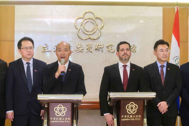 立法院長韓國瑜（左2）今天在立法院副院長江啟臣（右1）、民進黨立委邱志偉、國民黨立委黃仁（左1）等人的陪同下，於立法院款宴友邦巴拉圭共和國眾議院議長拉多雷（右2）一行。 （立法院提供） 中央社記者王承中傳真　114年10月8日