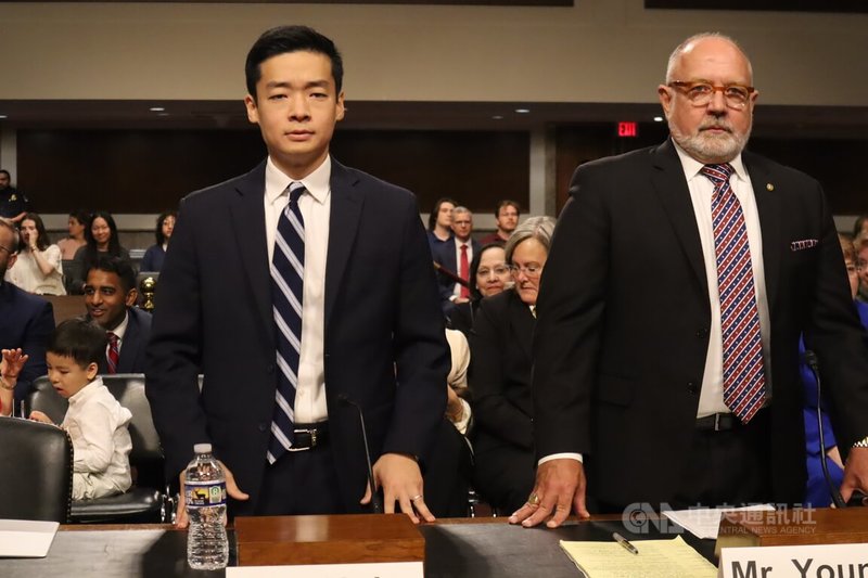 美國國防部印太安全助理部長提名人約翰．盧（左）7日出席自身人事案聽證會，表示台灣軍隊需要在多個領域進行重大改革。中央社記者鍾佑貞華盛頓攝 114年10月8日