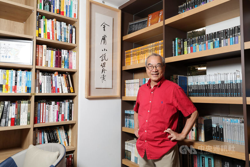 遠流出版社於1975年成立,50年來出版許多暢銷書,捧紅無數作者,從薇薇夫人、三毛、金庸到禪繞畫,從「遠流活用英漢辭典」、「中國歷史演義全集」、柏楊版「資治通鑑」到日本戰國群雄套書,總是不斷創造議題。圖中遠流董事長王榮文身後為作家金庸親題墨寶。中央社記者翁睿坤攝 114年10月8日