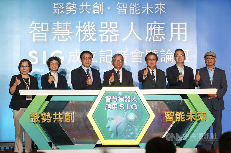智慧機器人應用SIG成立記者會暨論壇8日在台大國際會議中心舉行,國科會主委吳誠文(中)、台南市長黃偉哲(左3)等人出席參與啟動儀式。中央社記者王騰毅攝 114年10月8日