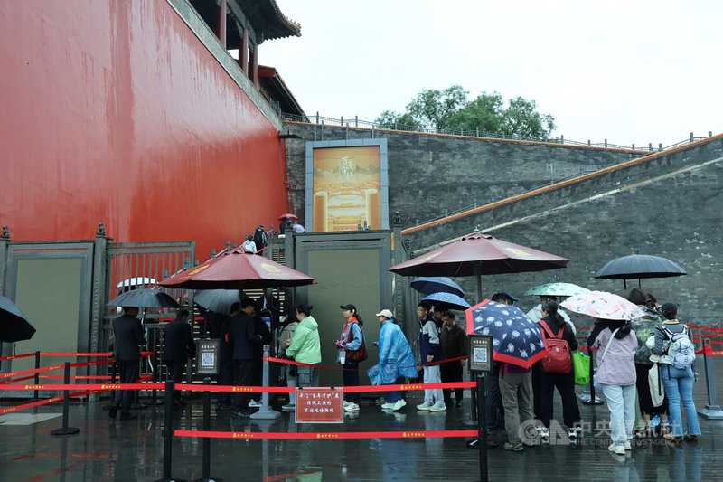今年是故宮建院百年。北京故宮在午門設立展覽「百年守護——從紫禁城到故宮博物院」。圖為展覽外排隊人潮。中央社記者謝怡璇北京攝 114年10月8日