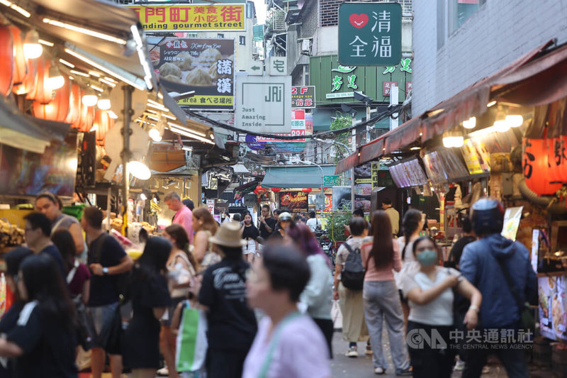 主計總處8日發布9月消費者物價指數(CPI)年增率為1.25%,不只連續5個月低於2%的通膨警戒線,更創下110年4月以來、4年半最低水準。圖為台北市西門町商圈小吃攤人潮。中央社記者趙世勳攝 114年10月8日