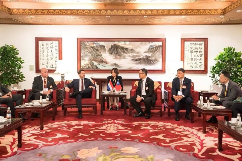 外交部政務次長陳明祺（右3）代表政府歡迎巴拉圭眾議院議長拉托雷（左2）率團訪台。（外交部提供）中央社記者楊堯茹傳真  114年10月8日