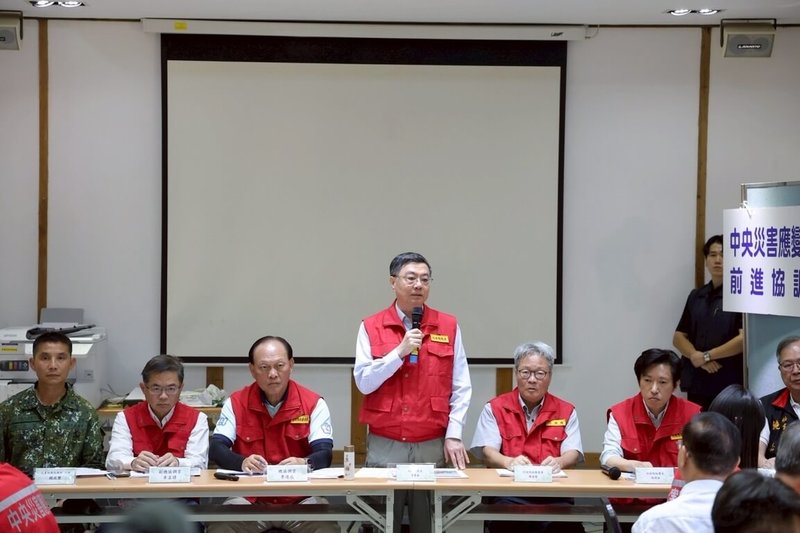 馬太鞍溪堰塞湖溢流重創光復鄉,行政院長卓榮泰 (中站立者)8日在花蓮表示,將編列200億元重建特別預算,要訂特別條例或是在丹娜絲颱風重建特別條例增列預算,他尊重大家和國會意見。(行政院提供)中央社記者盧太城花蓮傳真 114年10月8日