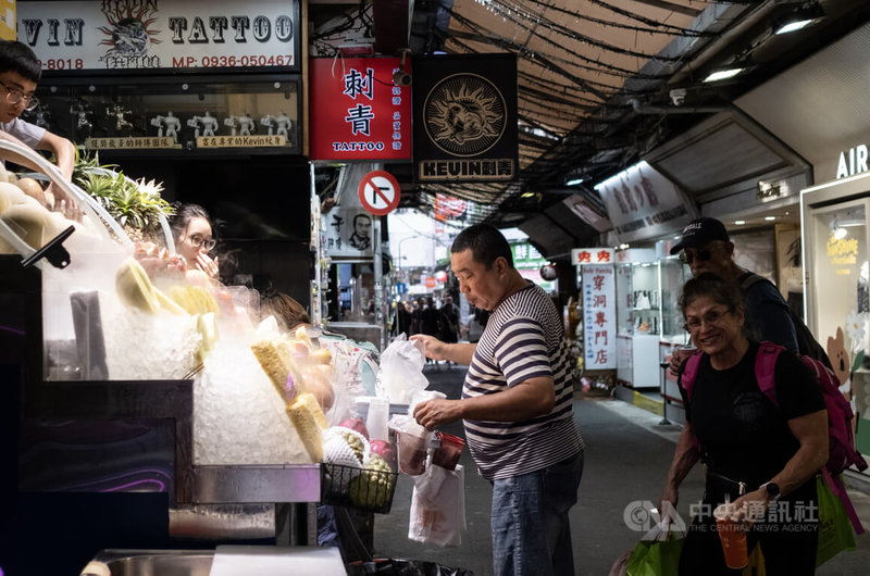 主計總處8日發布9月消費者物價指數（CPI），其中食物類跌0.11%，主因近期天候穩定，蔬菜價格下跌11.93%，惟水果因祭祀需求增加，價格上漲5.00%，抵銷部分跌幅。圖為台北西門町水果攤人潮。中央社記者趙世勳攝　114年10月8日