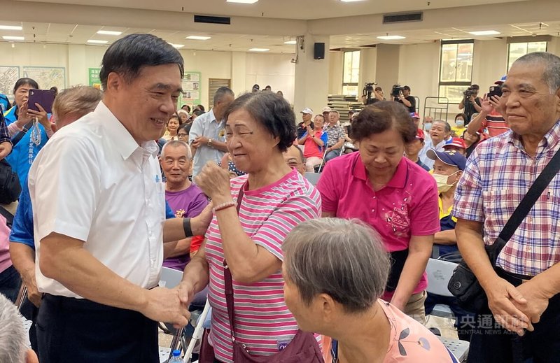 國民黨主席候選人郝龍斌(前左)8日下午在新北市板橋區公所大禮堂,出席新北市黨代表、黨員見面會,逐一與出席來賓握手致意。中央社記者黃旭昇新北市攝 114年10月8日