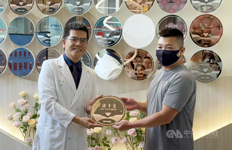 雲林縣蒲姓男子因腦中風造成腦幹功能喪失,在台大醫院雲林分院醫療團隊協助下完成器官捐贈,造福3家庭;院方8日感謝蒲男大愛,蒲男胞兄(右)代表出席並簽署器官捐贈卡,象徵愛與希望的延續。 中央社記者姜宜菁攝 114年10月8日