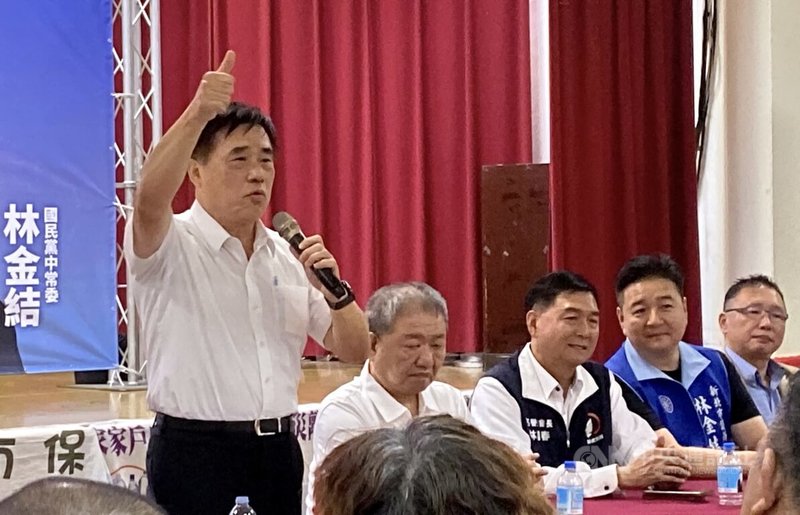 國民黨主席候選人郝龍斌(左)8日下午在新北市板橋區公所大禮堂,出席新北市黨代表、黨員見面會,致詞時強調要在2026年選舉翻轉南台灣。中央社記者黃旭昇新北市攝 114年10月8日