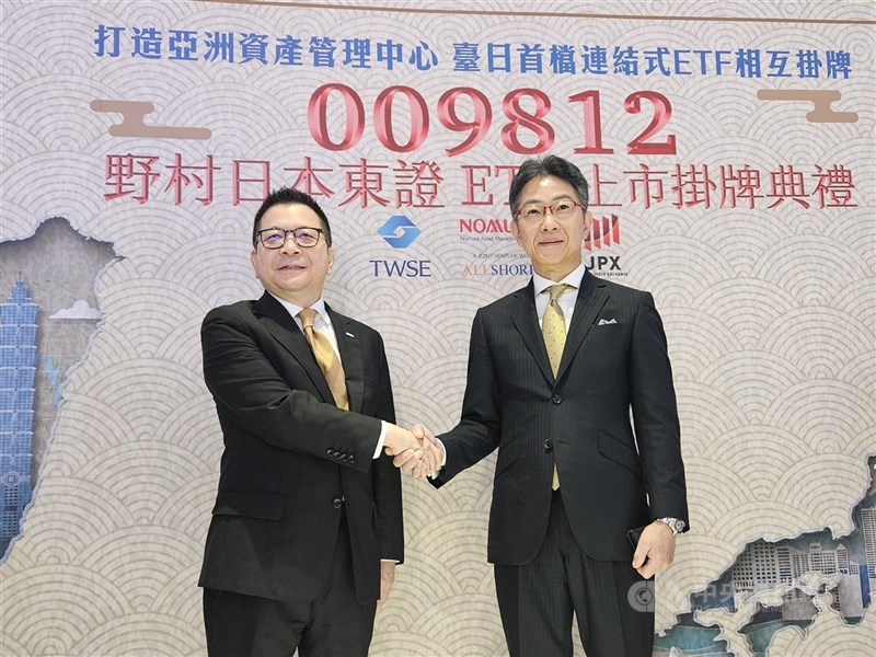 圖為台灣證券交易所董事長林修銘（左）與東京證交所社長岩永守幸。 （中央社檔案照片）