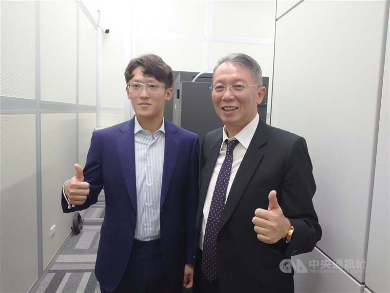 圖右為汎銓董事長柳紀綸。(中央社檔案照片)