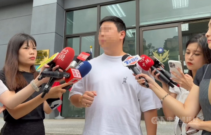新北市有民眾（左2）自拍影片指控林口某幼兒學校疑涉虐童，聲稱包括其幼女在校遭老師膠帶貼嘴巴等不當對待，目前已收集許多家長說法等證據，8日下午他到林口警分局報案，並接受媒體聯訪。（翻攝照片）中央社記者王鴻國傳真　114年10月8日