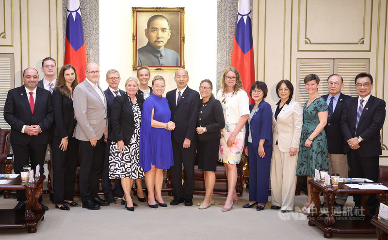 立法院長韓國瑜（右8）8日在立法院接見「台瑞典國會議員協會」跨黨派訪問團，與瑞典國會議員安絲特（Alexandra Anstrell）（左8）等人合影留念。中央社記者張新偉攝　114年10月8日