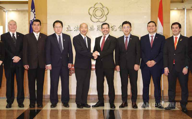 立法院長韓國瑜(左4)、副院長江啟臣(右3)8日在立法院歡迎巴拉圭共和國眾議院議長拉托雷(Raúl Luis Latorre Martínez,另譯:拉多雷)(右4)一行到訪,並合影留念。中央社記者張新偉攝 114年10月8日