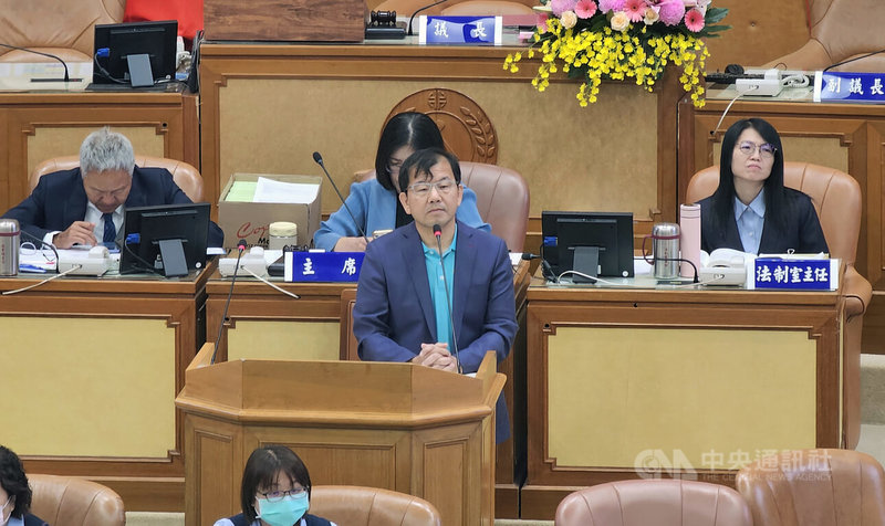 新北市議會8日進行業務質詢，民政局長林耀長（前立者）針對民進黨議員多人反對三峽火化場擴建計畫一事表示，規劃增設停車場等相關設施工程，將持續傾聽在地民意並與地方溝通，希望能提供市民更完善便利的治喪服務。中央社記者王鴻國攝  114年10月8日