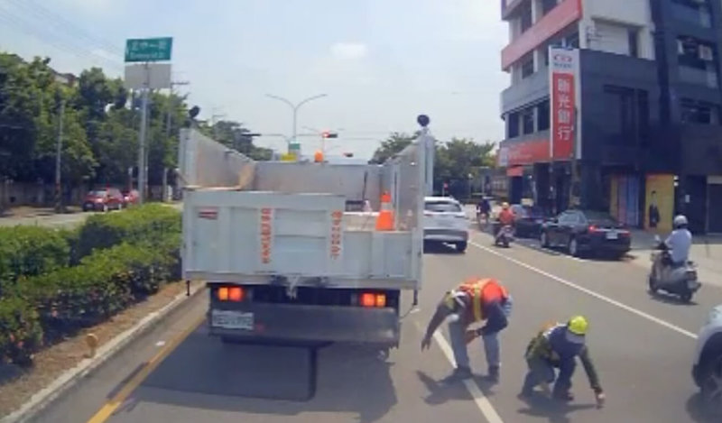 台中有婦人因包包破損，剛領回的現鈔隨風飄散，一行5人清潔隊員經過，幫忙撿鈔送至分局，警方核對資料後返還婦人。（民眾提供）中央社記者趙麗妍傳真　114年10月8日