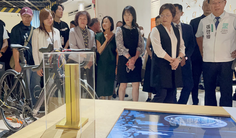 2025台灣設計展8日舉行開幕典禮，彰化縣長王惠美（前右2）在開幕典禮結束後，前往彰化展區「八角產業學」製造行參觀。中央社記者吳哲豪攝  114年10月8日