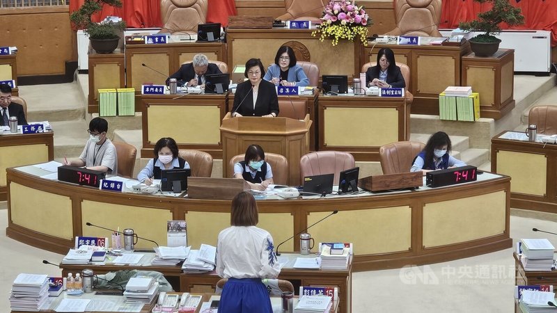 新北市議會8日進行業務質詢，民進黨市議員彭佳芸（背立者）質疑新北長者受暴黑數高，呼籲市府盡速建立長者受暴調查及預警機制，針對潛在高風險家庭主動介入；社會局長李美珍（中間立者）表示，將建分級預防機制，鼓勵老人對外求助。中央社記者王鴻國攝　114年10月8日