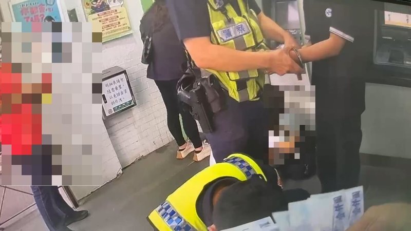 22歲杜姓失聯移工擔任詐騙集團車手，中秋節前夕在台中清水2處提款機提領2筆現金，共得手新台幣10萬元，遭警方當場逮捕，依法移送辦。（民眾提供）中央社記者趙麗妍傳真　114年10月8日