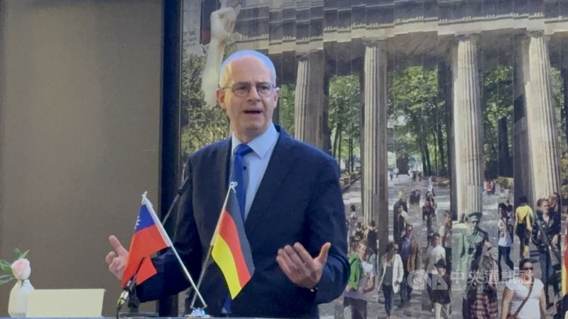 德國聯邦教育部政務次長布蘭德參加駐德代表處舉辦的國慶酒會。他致詞時表示,台灣證明,在華人文化圈中,民主同樣能被捍衛與珍視。中央社記者林尚縈柏林攝 114年10月8日