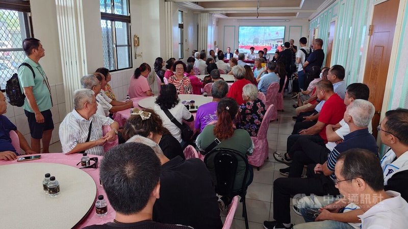 國民黨主席18日改選,黨主席候選人郝龍斌8日現身嘉義東石鄉海龍園餐廳,與近百名國民黨嘉義縣黨員座談,尋求支持。中央社記者蔡智明攝 114年10月8日