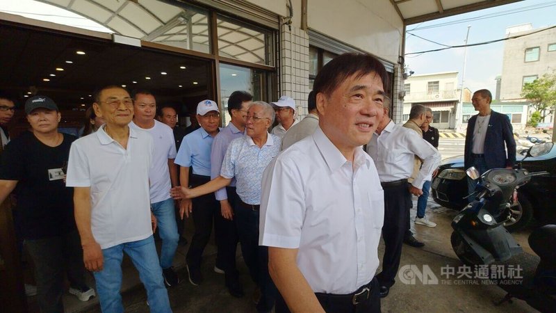 國民黨主席候選人郝龍斌(前)8日在嘉義東石鄉舉行座談會,強調他是嘉義中學畢業的,很多嘉義親鄉都出來挺他,非常感謝。中央社記者蔡智明攝 114年10月8日