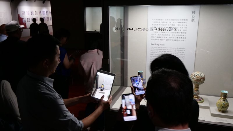 國立故宮博物院近期推出全新「故宮AR導覽」服務，可藉由掃描，讓原本靜止的文物在手機中呈現動態效果。（故宮提供）中央社記者王寶兒傳真　114年10月8日