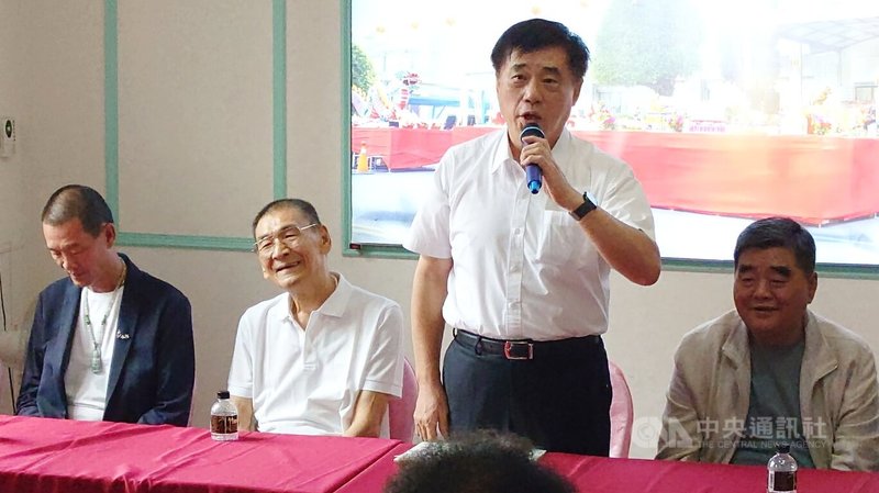 前雲林縣長張榮味(右1)力挺國民黨主席候選人郝龍斌(右2),與嘉義區漁會榮譽理事長林水樹(右3)、北港朝天宮董事長蔡咏鍀(右4)等人,8日陪同郝龍斌出席在嘉義東石鄉舉行的座談會。中央社記者蔡智明攝 114年10月8日